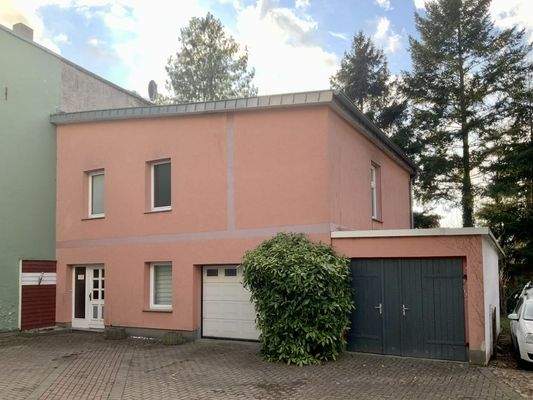 Hausansicht mit Eingangsbereich