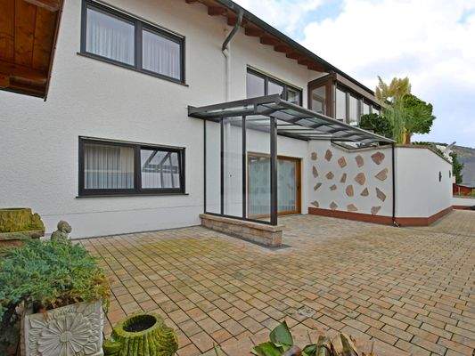 ...zur überdachten Terrasse, die auch einen barrierefreien  Zutritt möglich macht.