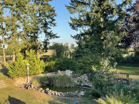 edler Grundstücksteich mit Sitzgruppe