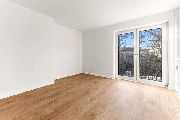 Heller Raum mit hochwertigem Parkettboden 