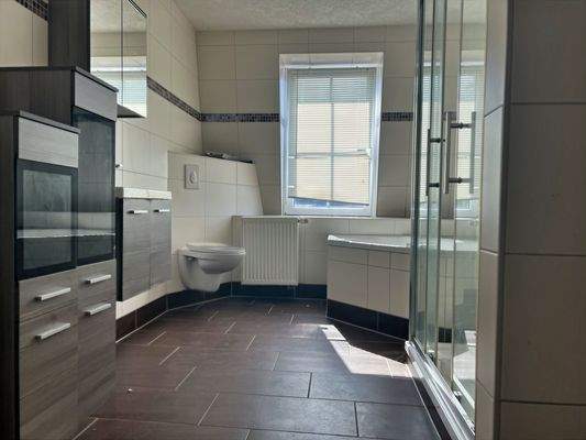 Bad mit Wanne und Dusche DG