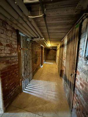 Kellerflur mit Ziegelwänden