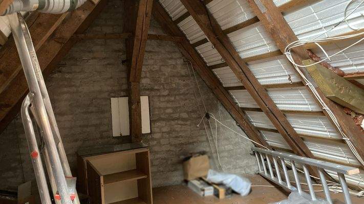 Abstellfläche im Spitzboden