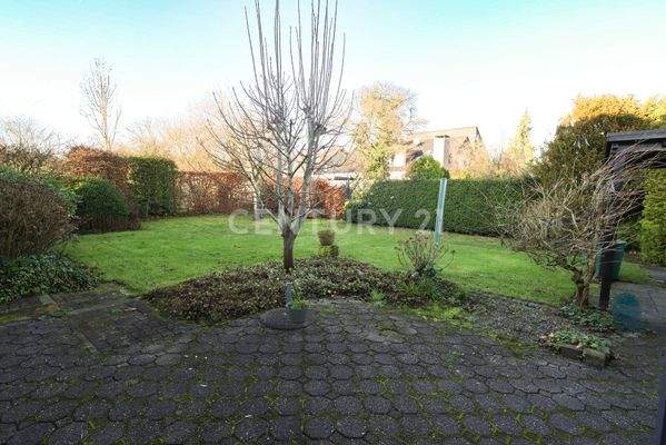 Terrasse und Blick in den Garten
