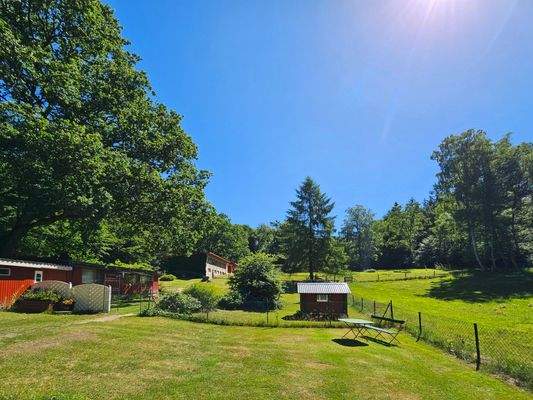 Blick vom Haupthaus nach Osten: Gästehaus 2, Stall