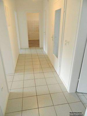 helle Diele mit Abstellraum