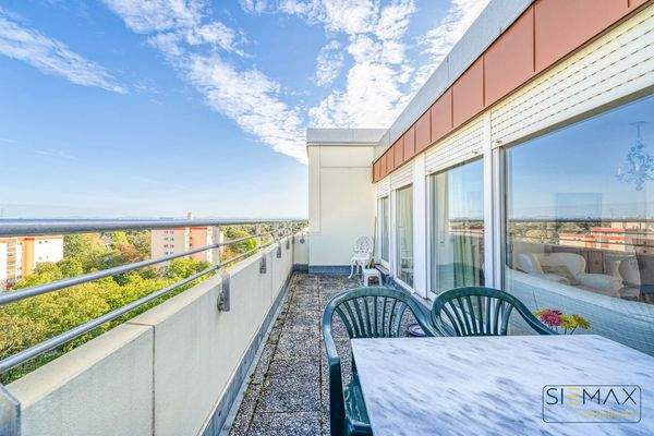 Mit großer Fensterfront 