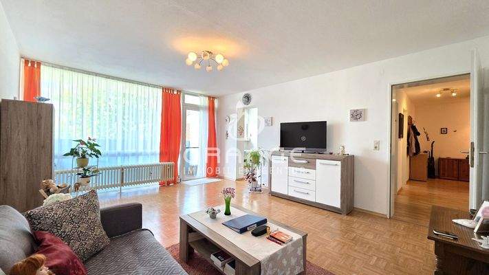 Großes lichtdurchflutetes Wohnzimmer