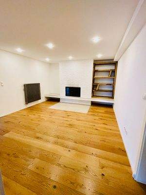 Innen_Kaminzimmer Design-Einbauregal.jpeg