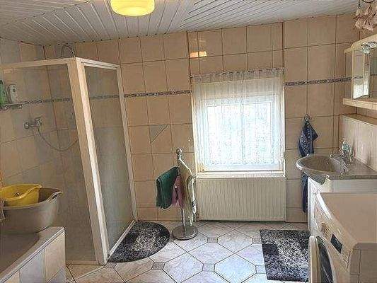 Bad mit Wanne und Dusche