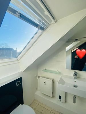 Badezimmer mit Fenster