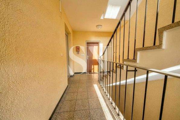 Treppenhaus mit Aufzug