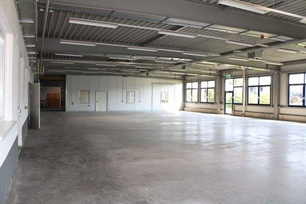 Produktions- und Lagerhalle