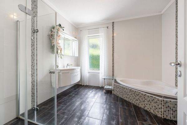 Hausbruch-Großzügiger-Bungalow-mit-Dachausbau-Bad1