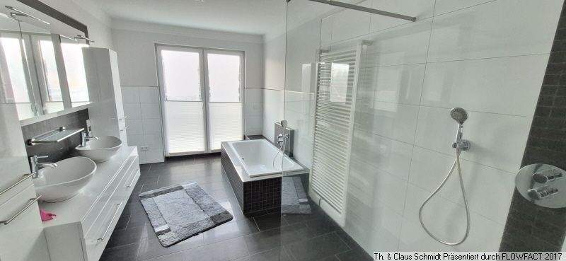 Bad mit großer Dusche und Badewanne