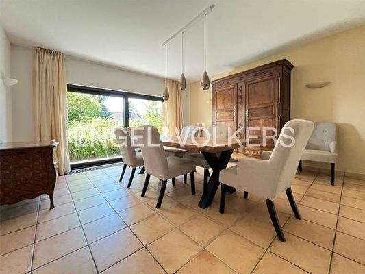 offenes Esszimmer mit bodentiefen Fenstern