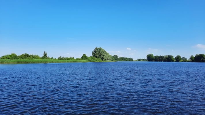 Die Eiderschleife mit dem rechts gelegenen Wassersportbereich