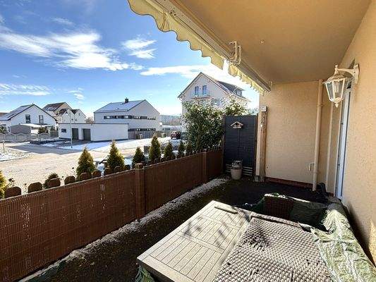 Überdachte Terrasse mit Morgensonne