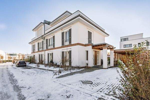 Modern semi-detached villa with spacious garden