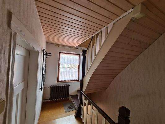 Flur OG und Treppe zum DG