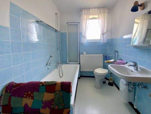 Tageslichtbad mit Badewanne, Toilette und Waschbecken