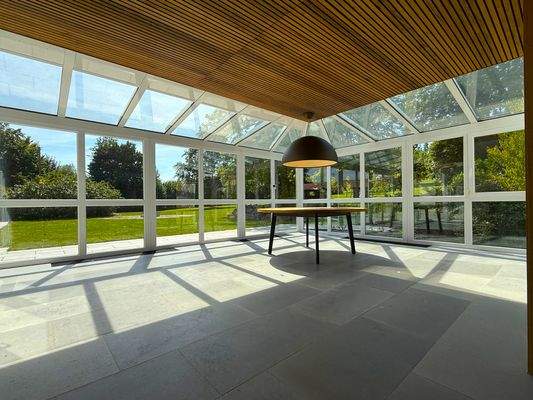 Der Wintergarten mit Blick auf den Baumbestand 