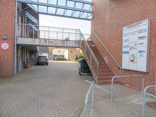 Einfahrt mit Werbetafel