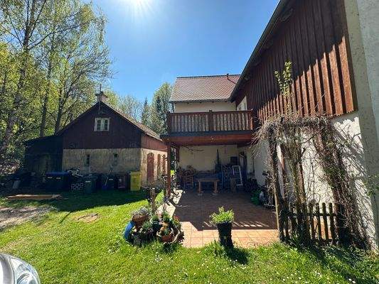 Blick zum Nebengebäude