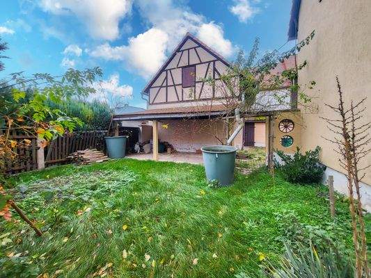 Garten mit Nebengelass