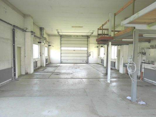 Werkhalle mit Zufahrtstor