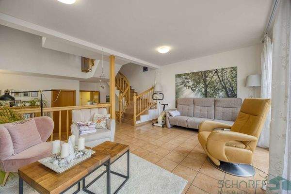 Wohnzimmer mit Blick zum Treppenhaus