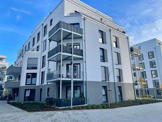 Seitenansicht des Hauses Vincent-van-Gogh-Ring 63, vor dem Gebäude befinden sich Beete