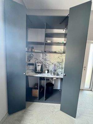 Küchenschrank neben Eingang im Empfangsbereich