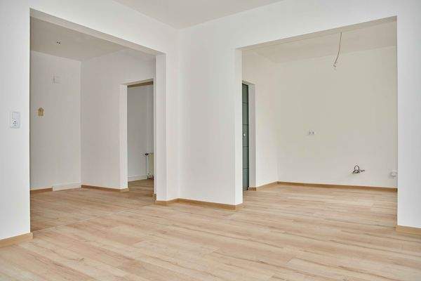 Wohnzimmer mit Blick in Küche und Flur