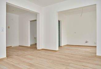 Wohnzimmer mit Blick in Küche und Flur