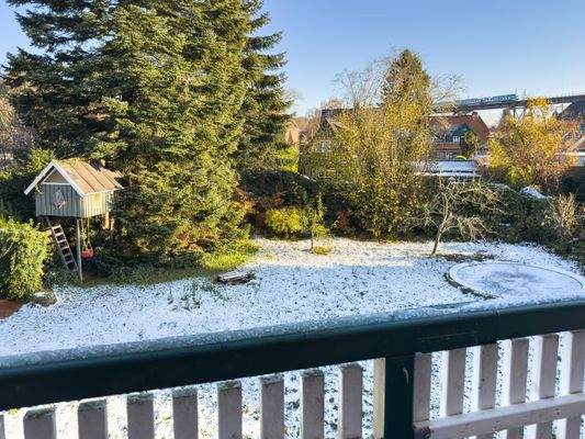 9. Der Balkon mit Blick in den Garten.jpg