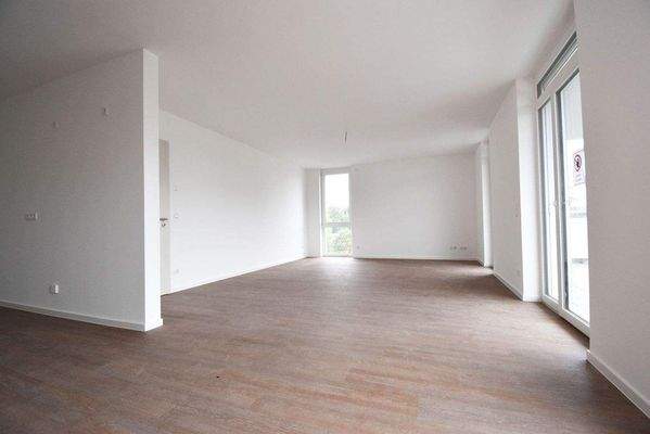 15 Wohnzimmer mit offener Kueche.JPG