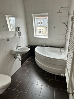 modernes Bad mit Eckwanne