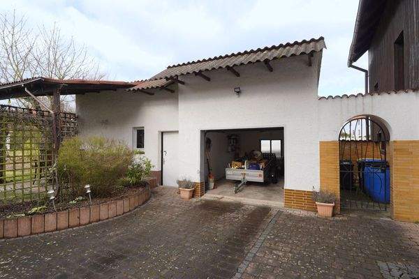 Ansicht zur Garage und Terrasse