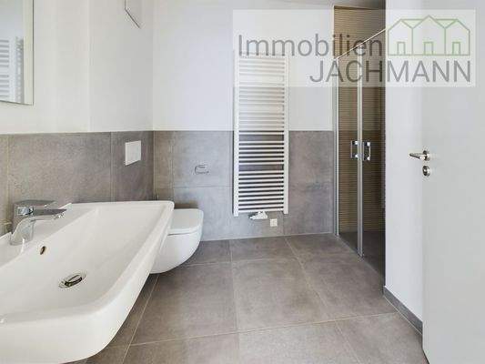 Bad mit großer begehbarer barrierefreier Dusche