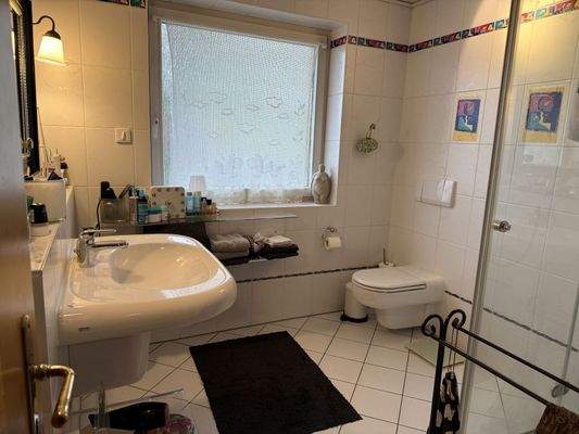 Bad mit Dusche im OG