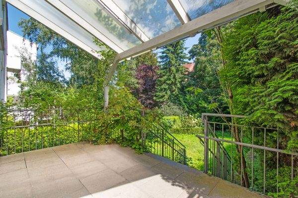 Terrasse mit Zugang zum eigenen Garten