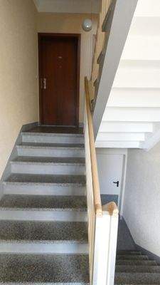 Treppenhaus mit Wohnungseingangstür