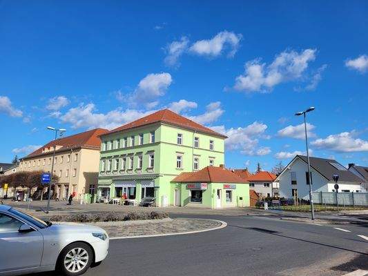 Die Stellplätze vom Haus direkt am Verkehrskreis