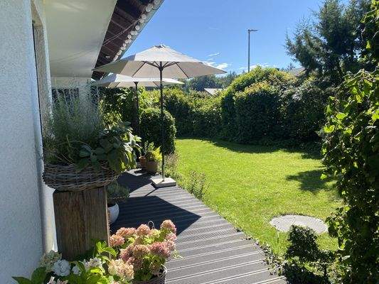 Terrasse und Garten auf der Südseite