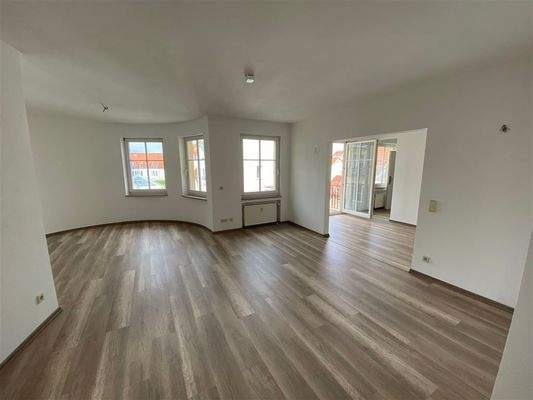 großer Wohnbereich mit Zugang zum Balkon