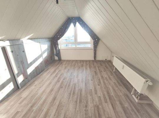 Whg. 1: Spitzboden Zimmer 1