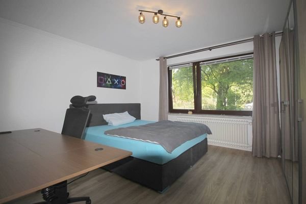 Großzügiges Schlafzimmer mit Schreibtischoption