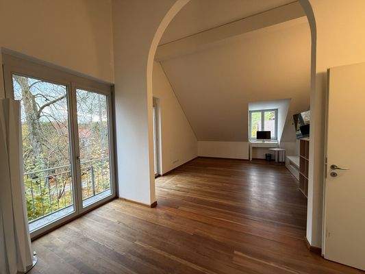 Geräumiges Kinderzimmer mit viel Platz zum Spielen und Lernen