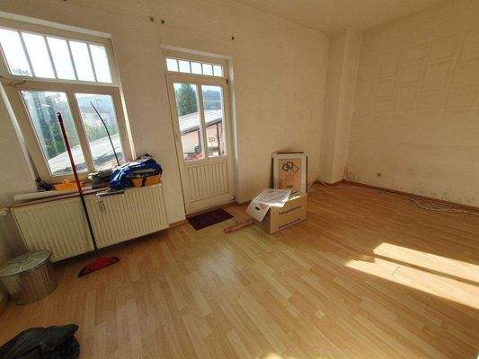 OG Wohnzimmer m. Zugang zum Balkon.jpg